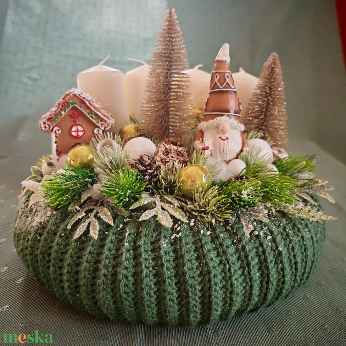 Adventi koszorú zöld horgolt alappal, beige gyertyákkal - karácsony - adventi díszek - adventi koszorú - Meska.hu