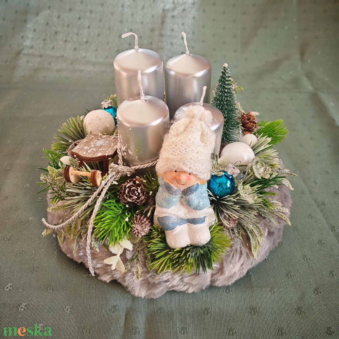 Adventi koszorú szőrme alapon, ezüstös gyertyákkal - karácsony - adventi díszek - adventi koszorú - Meska.hu
