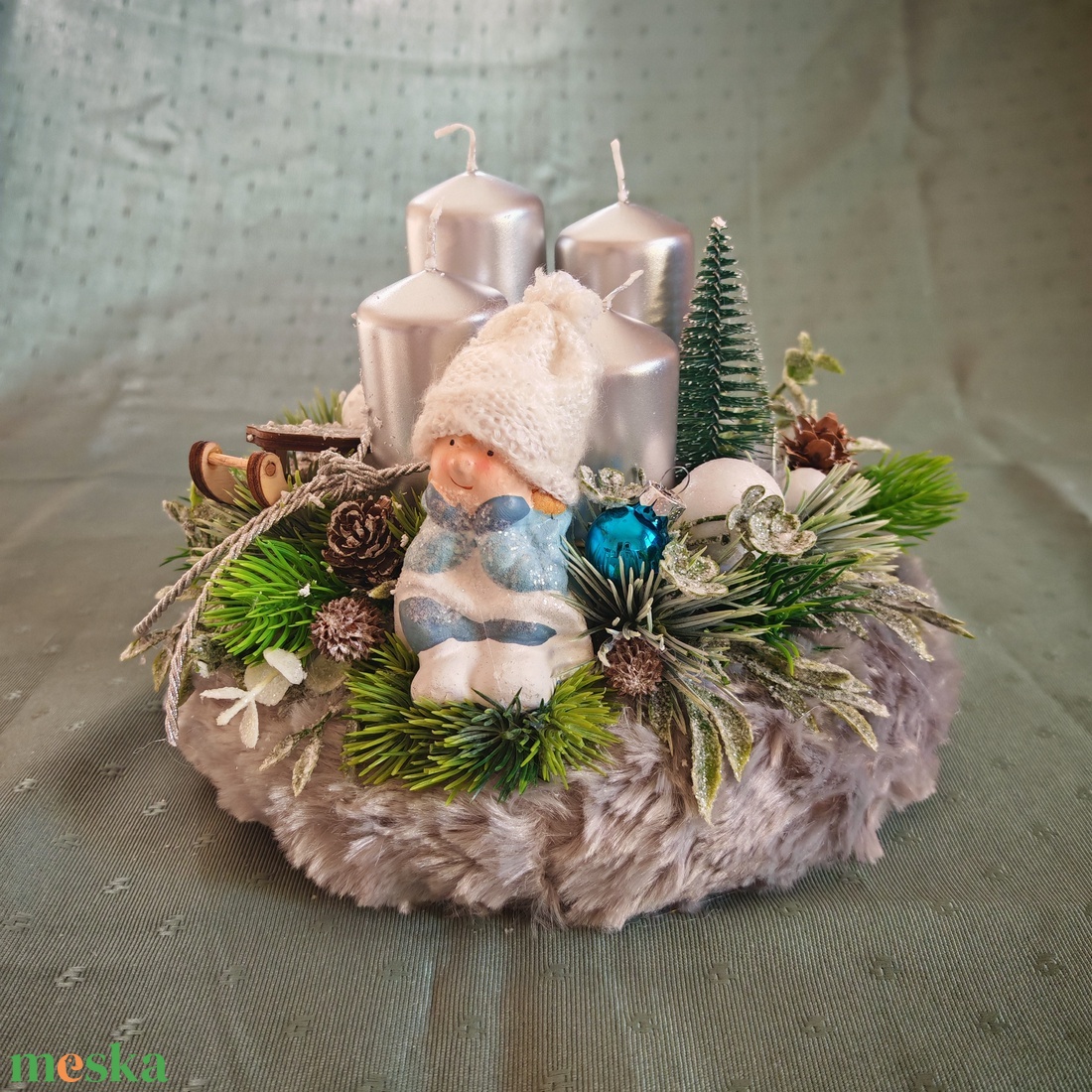 Adventi koszorú szőrme alapon, ezüstös gyertyákkal - karácsony - adventi díszek - adventi koszorú - Meska.hu
