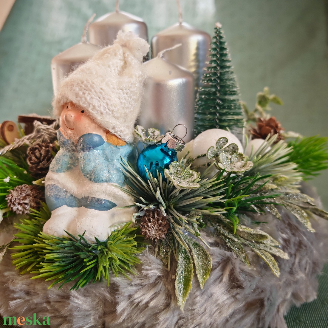 Adventi koszorú szőrme alapon, ezüstös gyertyákkal - karácsony - adventi díszek - adventi koszorú - Meska.hu