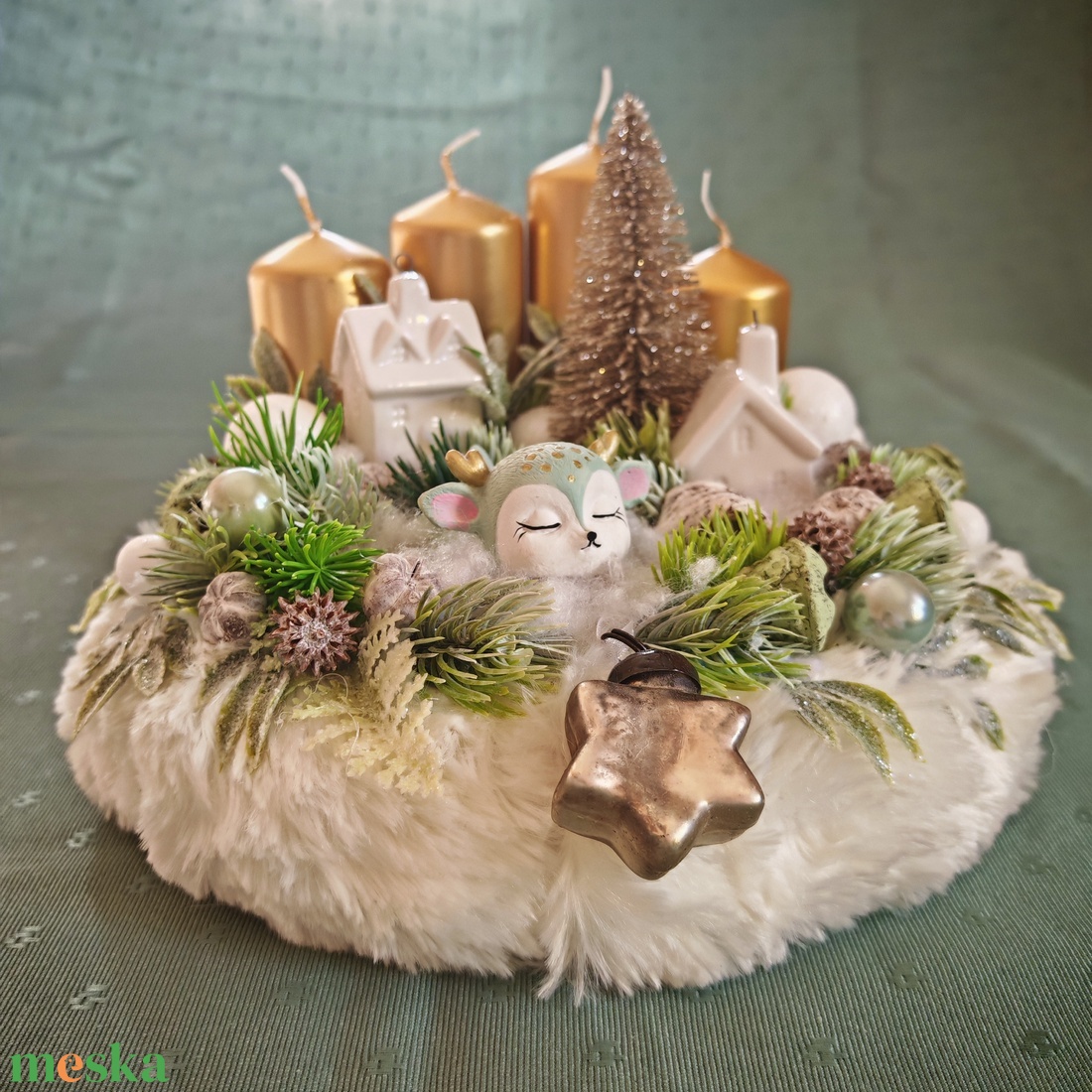 Adventi koszorú szőrme alapon, arany színű gyertyákkal - karácsony - adventi díszek - adventi koszorú - Meska.hu