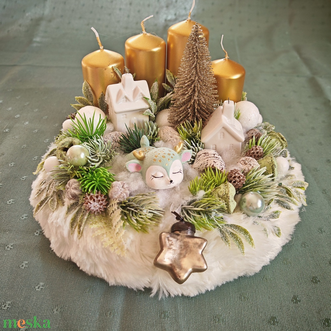 Adventi koszorú szőrme alapon, arany színű gyertyákkal - karácsony - adventi díszek - adventi koszorú - Meska.hu