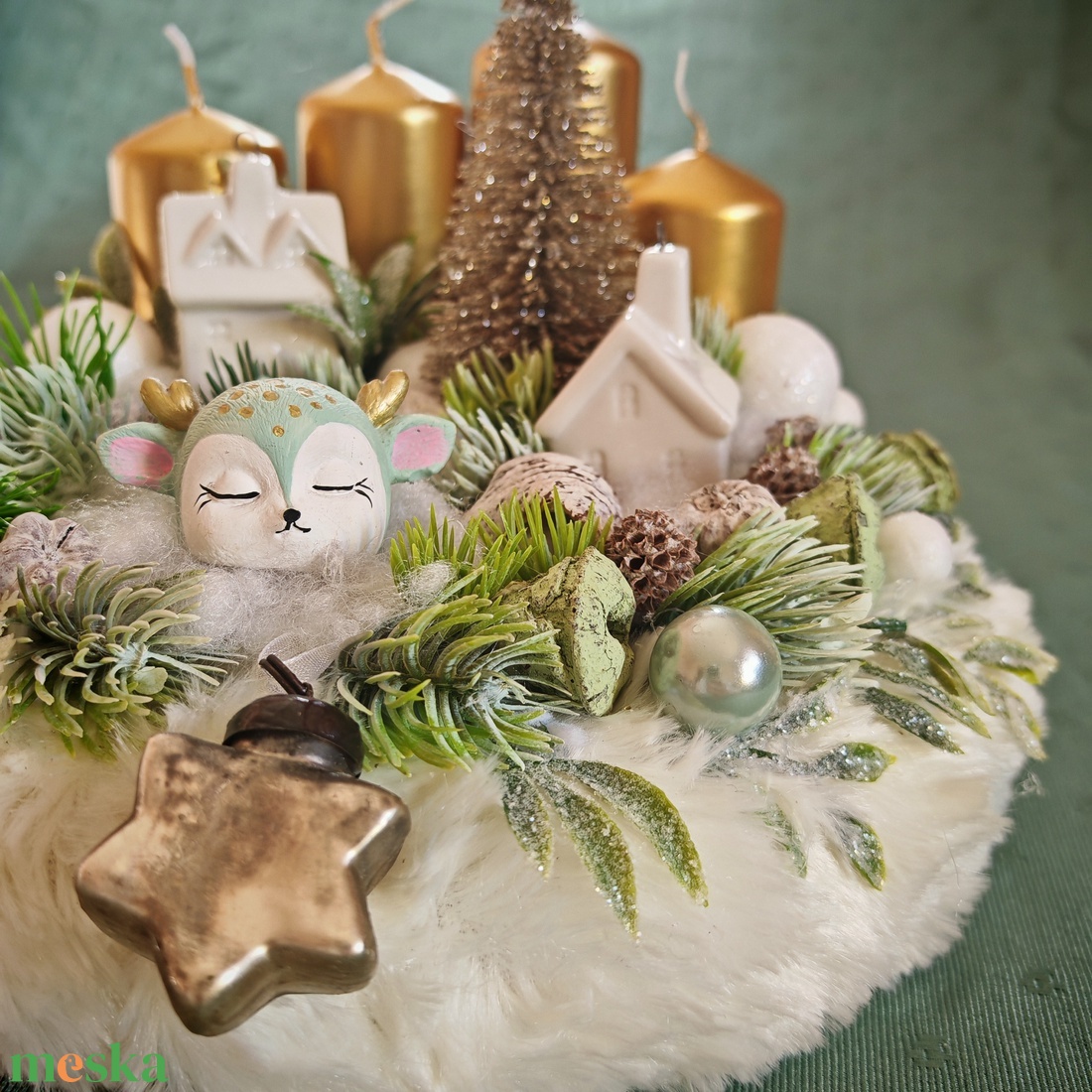 Adventi koszorú szőrme alapon, arany színű gyertyákkal - karácsony - adventi díszek - adventi koszorú - Meska.hu