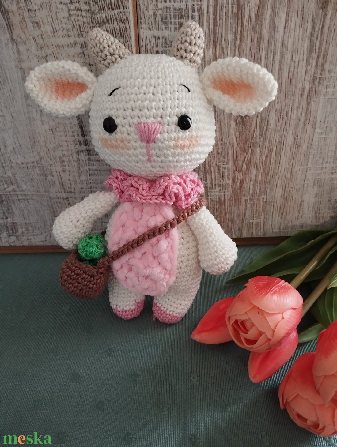Vili a kis kecske - Horgolt figura - fehér / rózsaszín - amigurumi horgolt figurák - játék & sport - plüssállat & játékfigura - plüss mesefigurák - Meska.hu