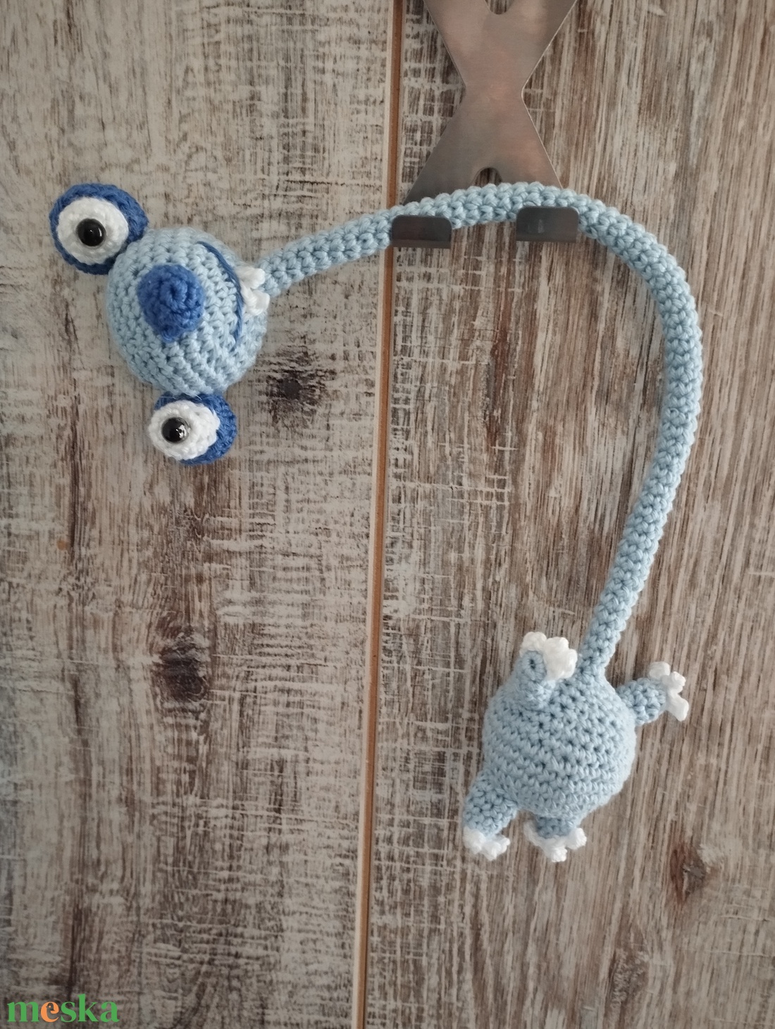 Syd hajlítható táskadísz - Kék Horgolt Syd figura - játék & sport - plüssállat & játékfigura - nyuszi - Meska.hu