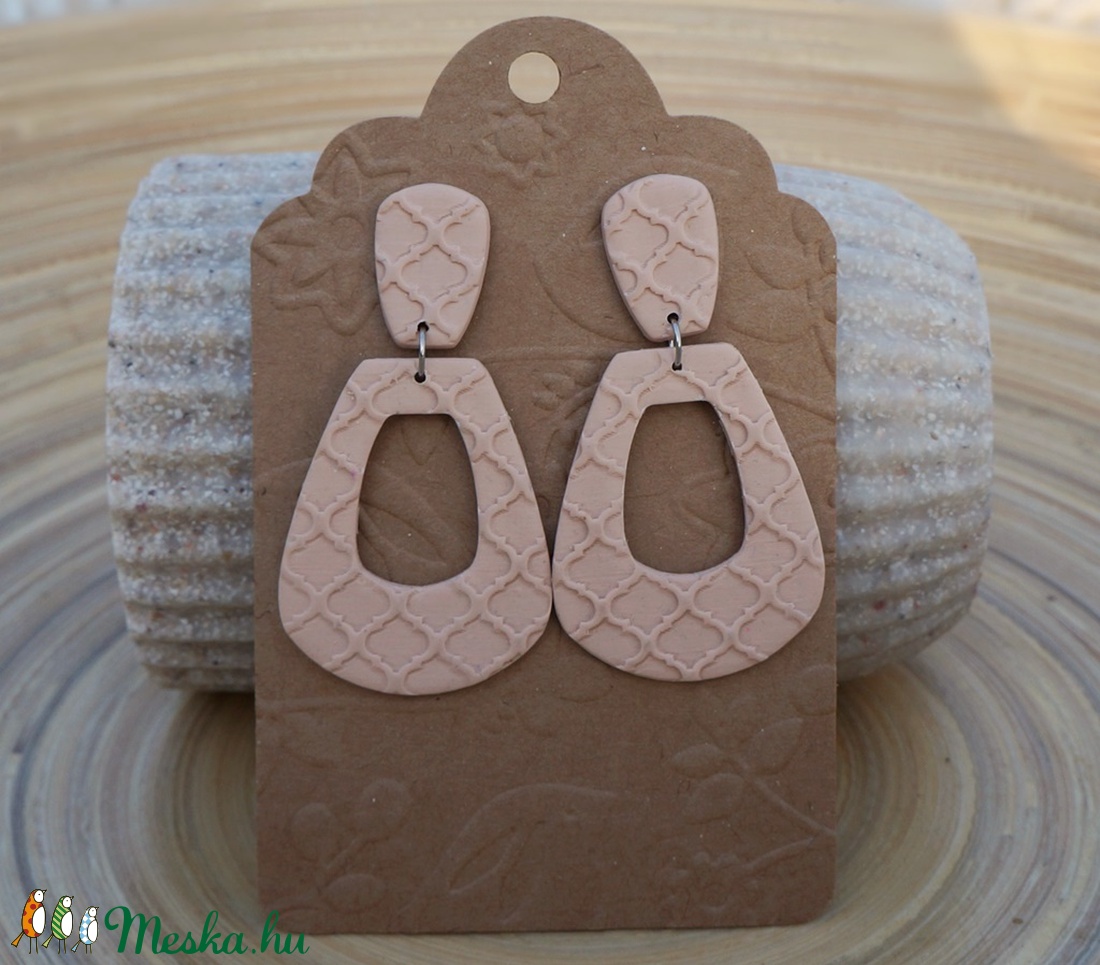 Bézs színű, texturált bedugós fülbevaló  - ékszer - fülbevaló - lógó fülbevaló - Meska.hu