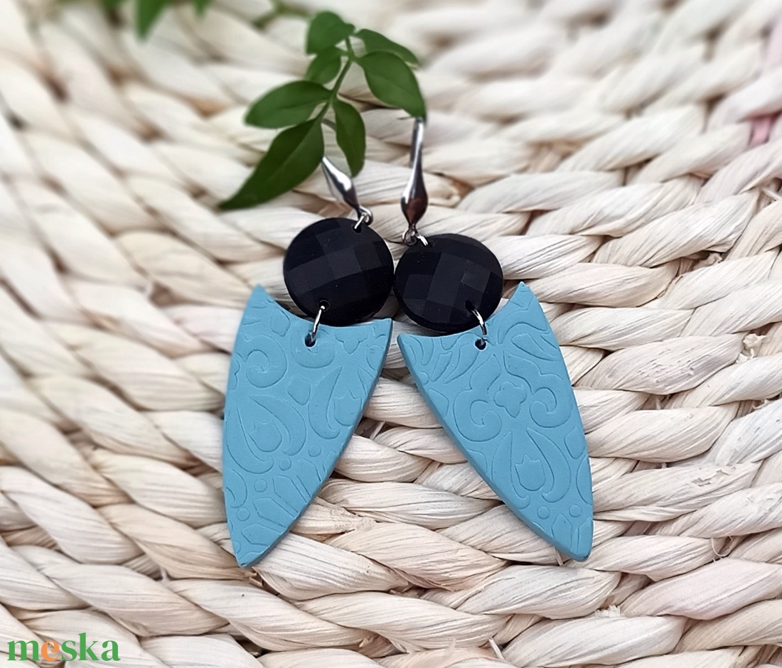 Kék-fekete domornyomott fülbevaló  - ékszer - fülbevaló - lógó fülbevaló - Meska.hu Kék-fekete domornyomott fülbevaló  - ékszer - fülbevaló - lógó fülbevaló - Meska.hu