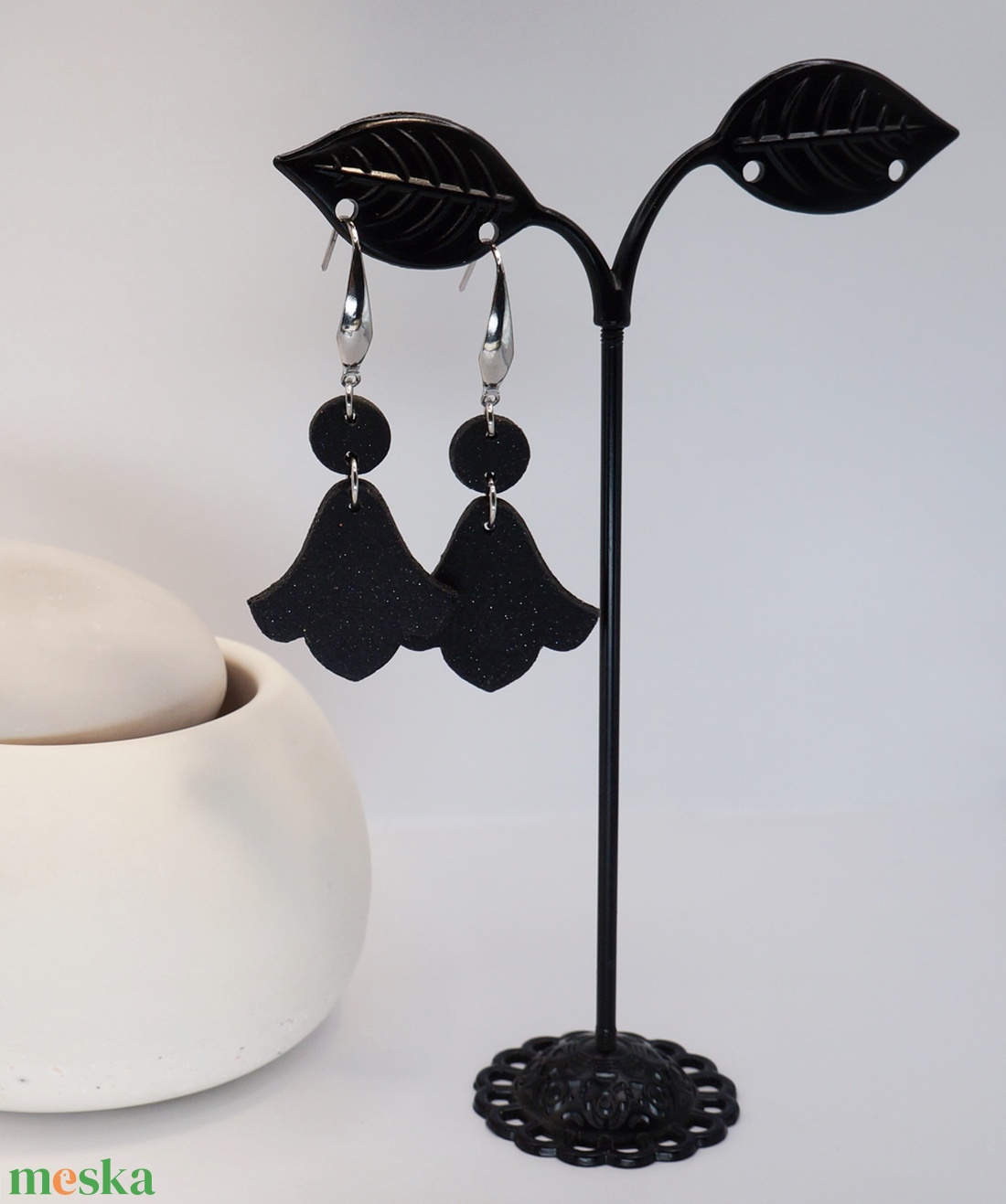 Fekete, csillámos tulipán fülbevaló  - ékszer - fülbevaló - lógó fülbevaló - Meska.hu Fekete, csillámos tulipán fülbevaló  - ékszer - fülbevaló - lógó fülbevaló - Meska.hu