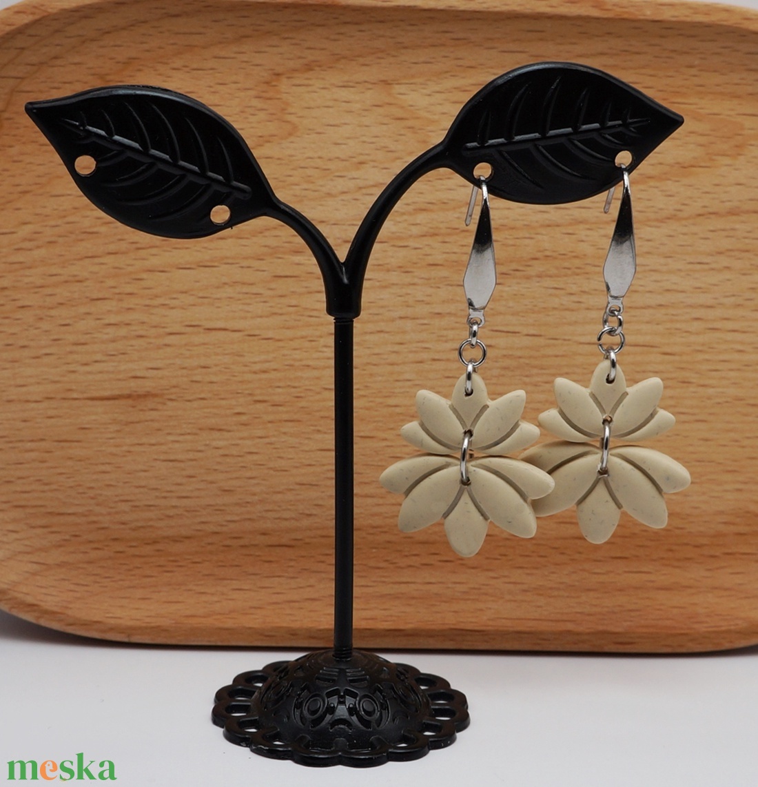 Bézs mini lótusz fülbevaló - ékszer - fülbevaló - lógó fülbevaló - Meska.hu Bézs mini lótusz fülbevaló - ékszer - fülbevaló - lógó fülbevaló - Meska.hu