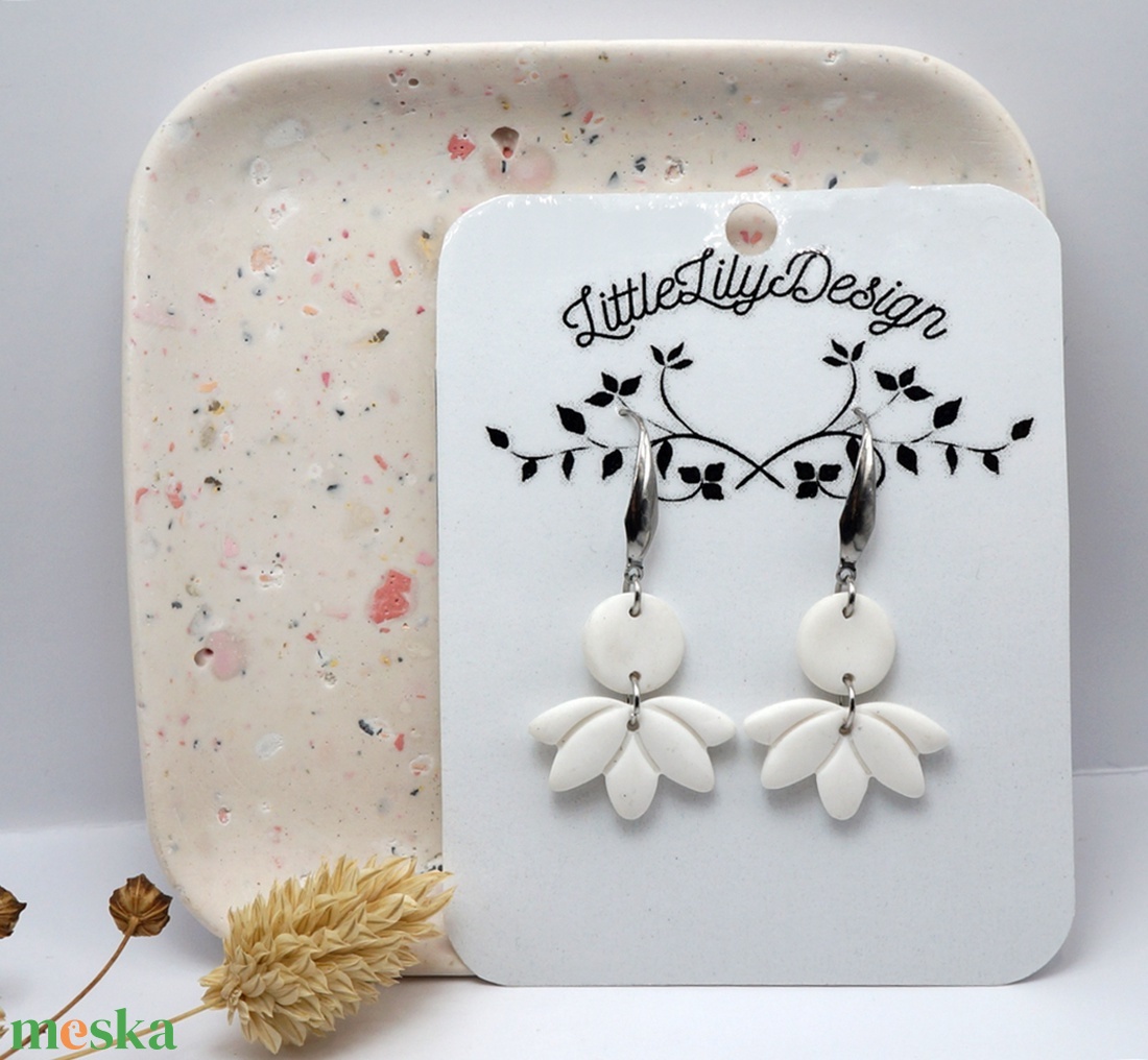 Mini fehér lótusz fülbevaló - ékszer - fülbevaló - lógó fülbevaló - Meska.hu Mini fehér lótusz fülbevaló - ékszer - fülbevaló - lógó fülbevaló - Meska.hu
