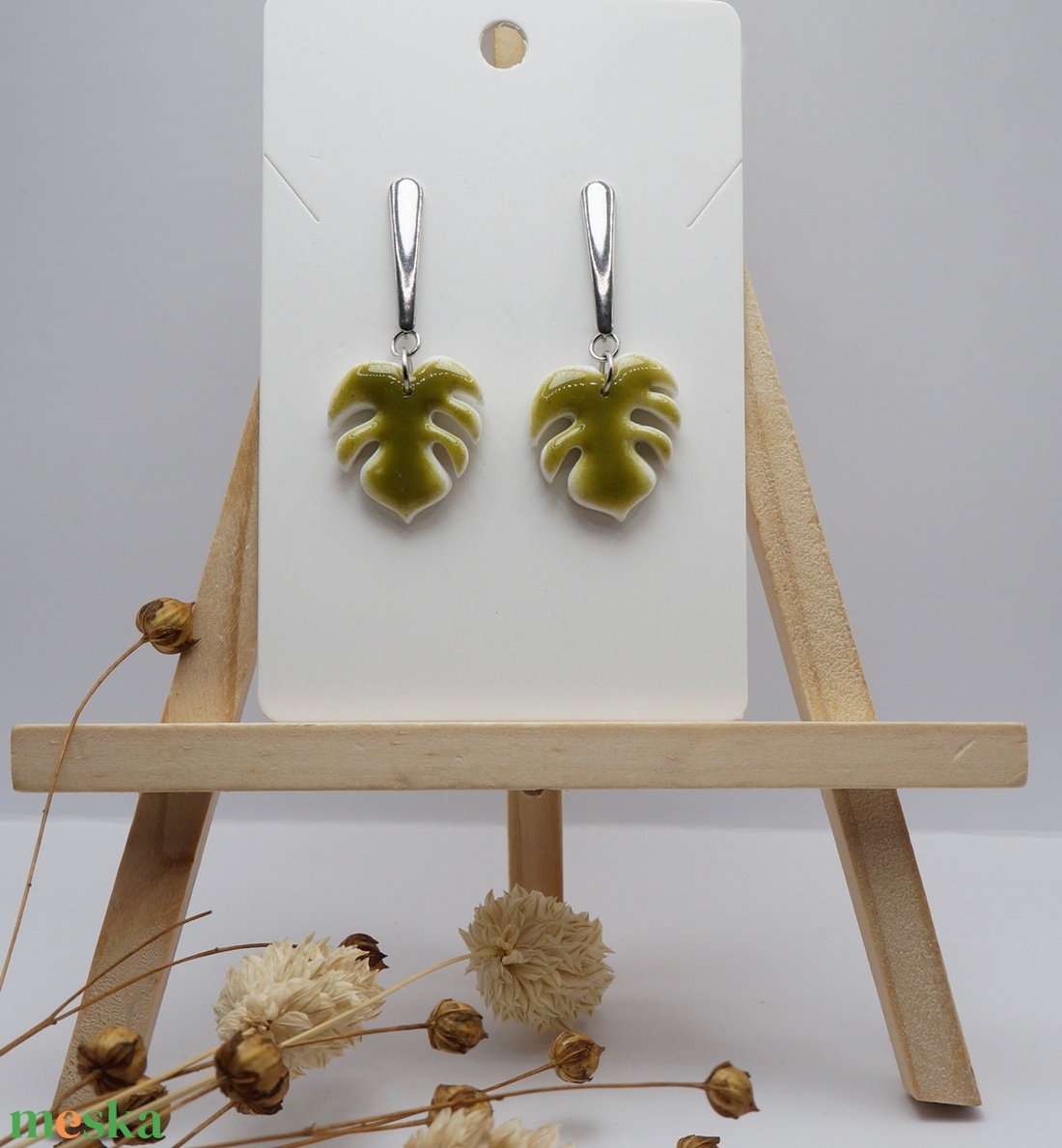 Fényes, zöld mini monstera fülbevaló - ékszer - fülbevaló - lógó fülbevaló - Meska.hu