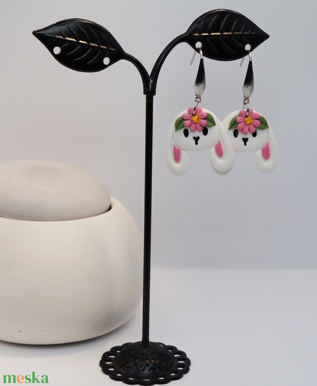 Rózsaszín virágos fehér nyuszi fülbevaló - ékszer - fülbevaló - lógó fülbevaló - Meska.hu Rózsaszín virágos fehér nyuszi fülbevaló - ékszer - fülbevaló - lógó fülbevaló - Meska.hu