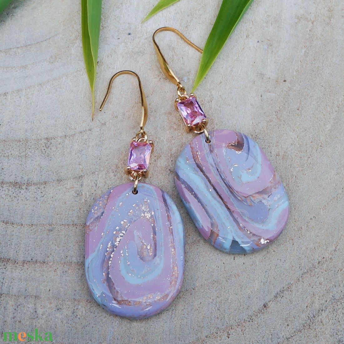 Ásvány hatású köves fülbevaló, fényes bevonattal - ékszer - fülbevaló - lógó fülbevaló - Meska.hu