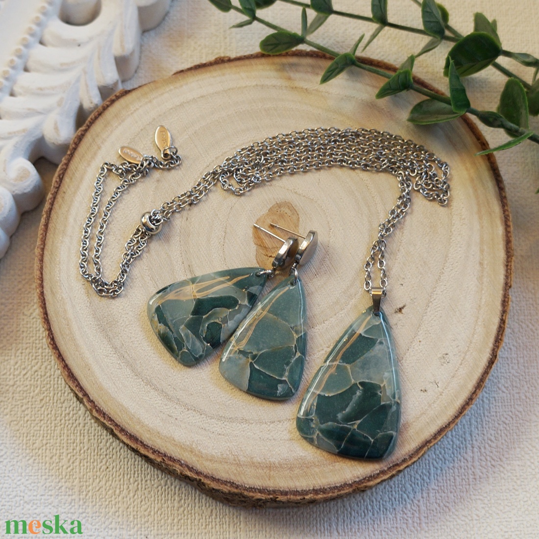 Ásványhatású zöld szett csúszózáras lánccal - ékszer - fülbevaló - lógó fülbevaló - Meska.hu Ásványhatású zöld szett csúszózáras lánccal - ékszer - fülbevaló - lógó fülbevaló - Meska.hu