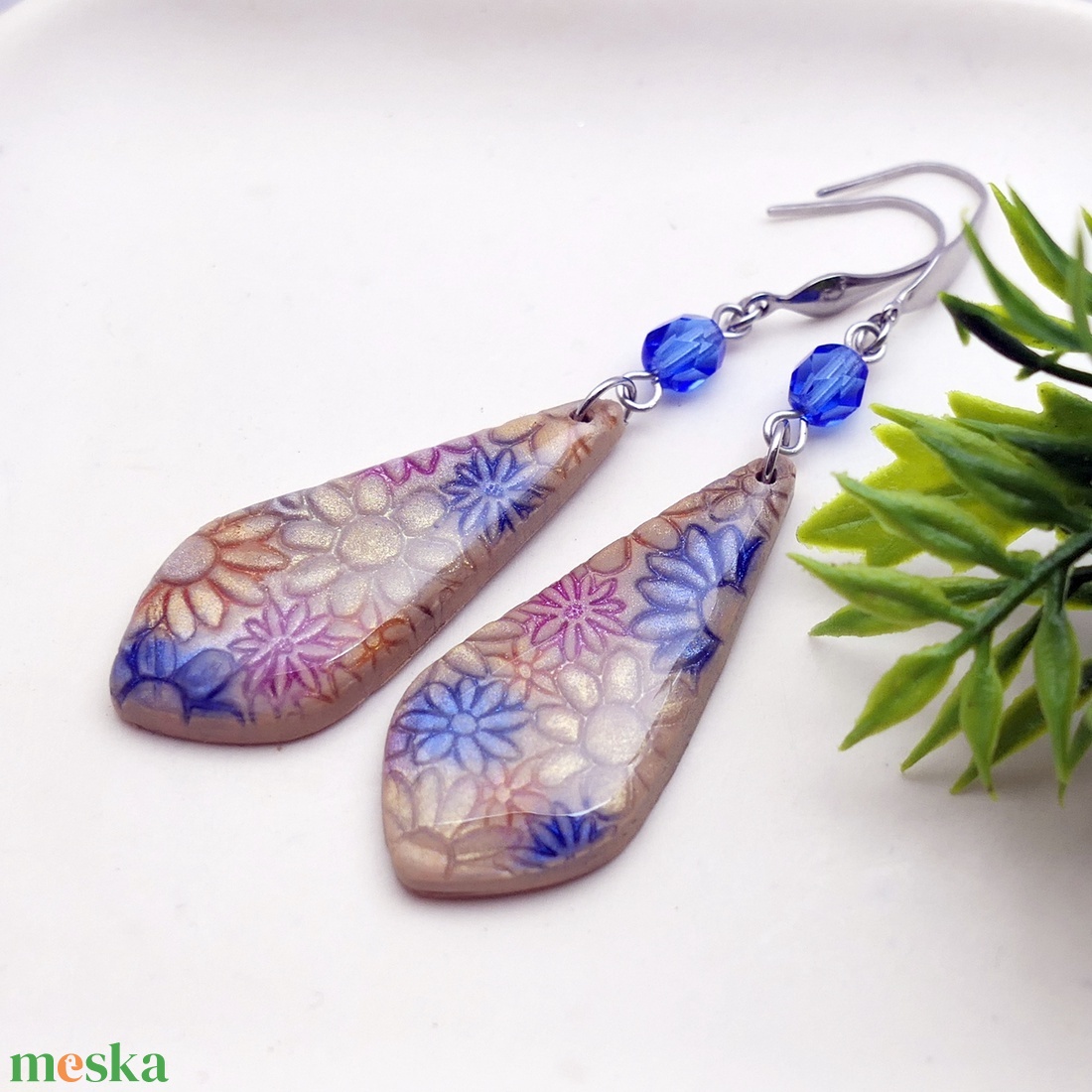 Bézs, virágos  fülbevaló - ékszer - fülbevaló - lógó fülbevaló - Meska.hu