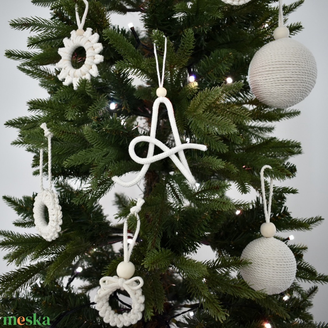 Makramé kezdőbetű karácsonyfadísz - névre szóló - karácsony - karácsonyi lakásdekoráció - karácsonyfadíszek - Meska.hu