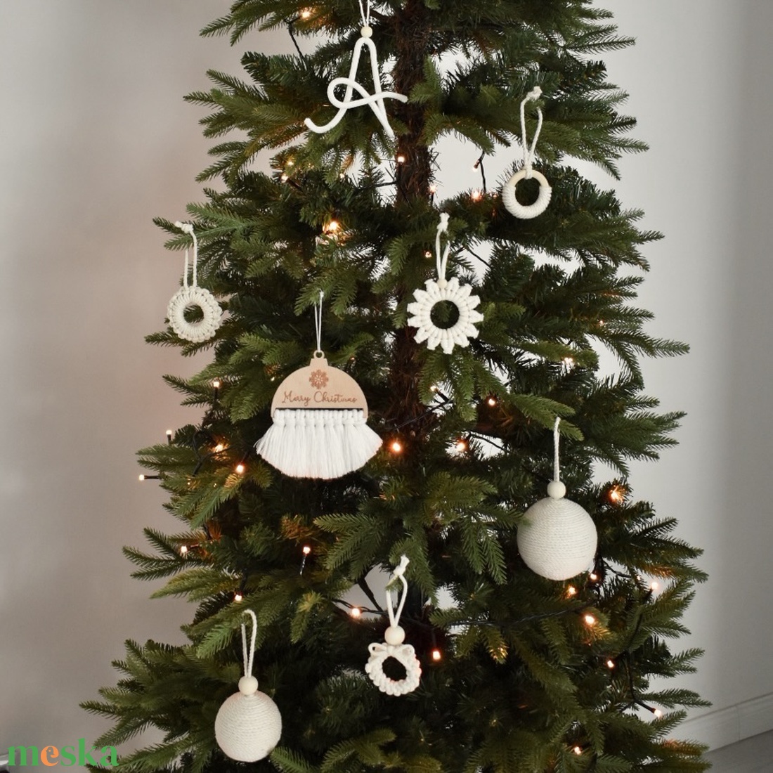 Makramé kezdőbetű karácsonyfadísz - névre szóló - karácsony - karácsonyi lakásdekoráció - karácsonyfadíszek - Meska.hu