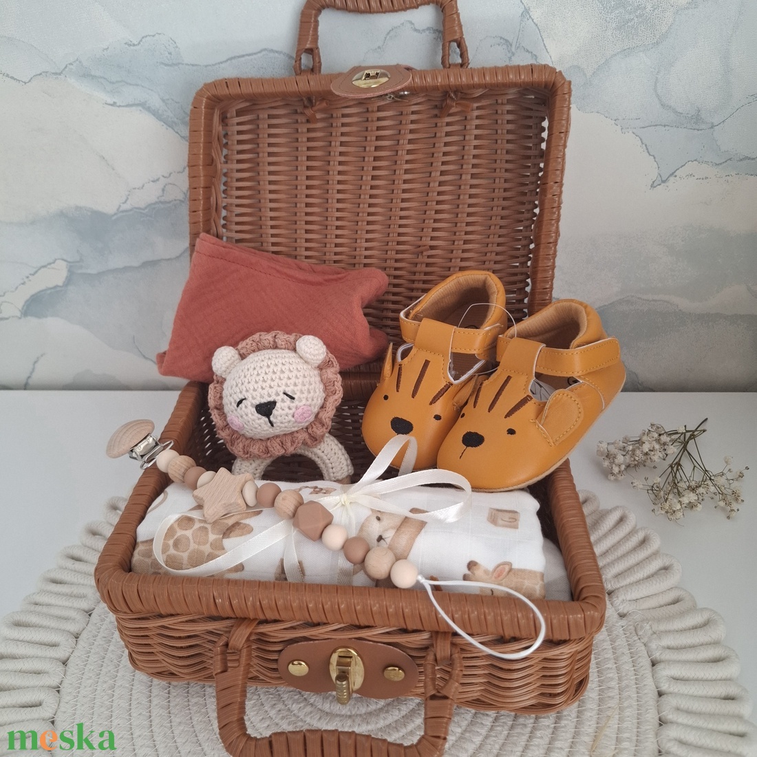 Oroszlános babaköszöntő ajándékcsomag bőröndben - játék & sport - babalátogató ajándékcsomag - Meska.hu