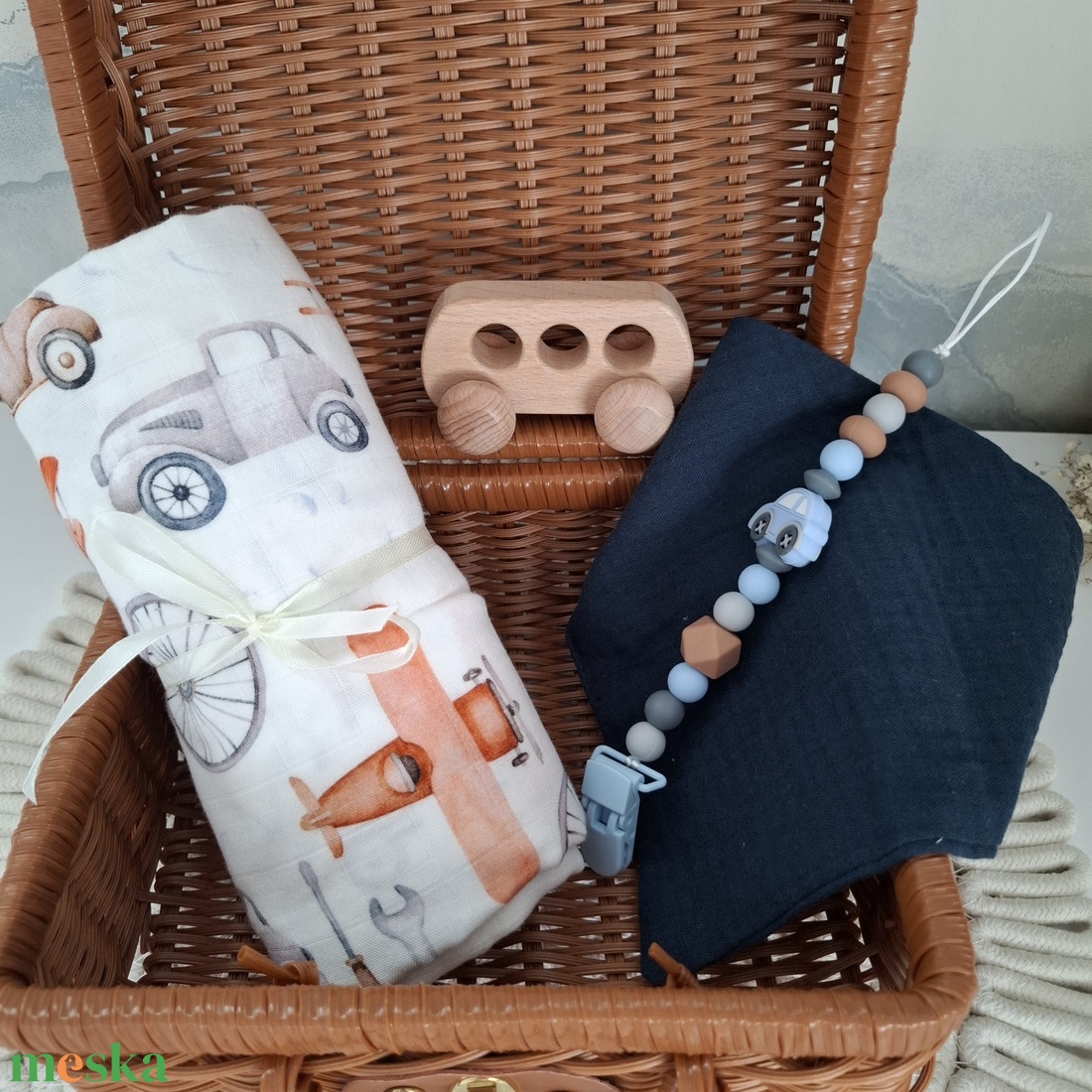 Járműves babalátogató ajándékcsomag bőröndben - játék & sport - babalátogató ajándékcsomag - Meska.hu