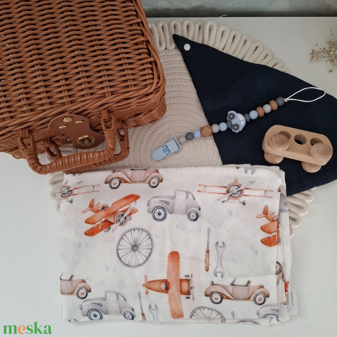 Járműves babalátogató ajándékcsomag bőröndben - játék & sport - babalátogató ajándékcsomag - Meska.hu