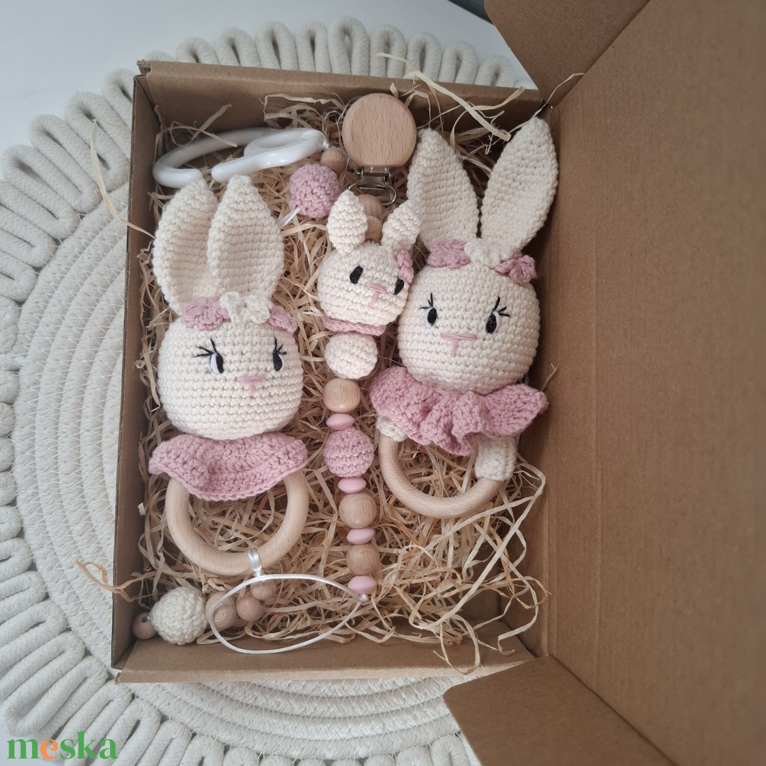 Horgolt nyuszis ajándékcsomag  - játék & sport - babalátogató ajándékcsomag - Meska.hu