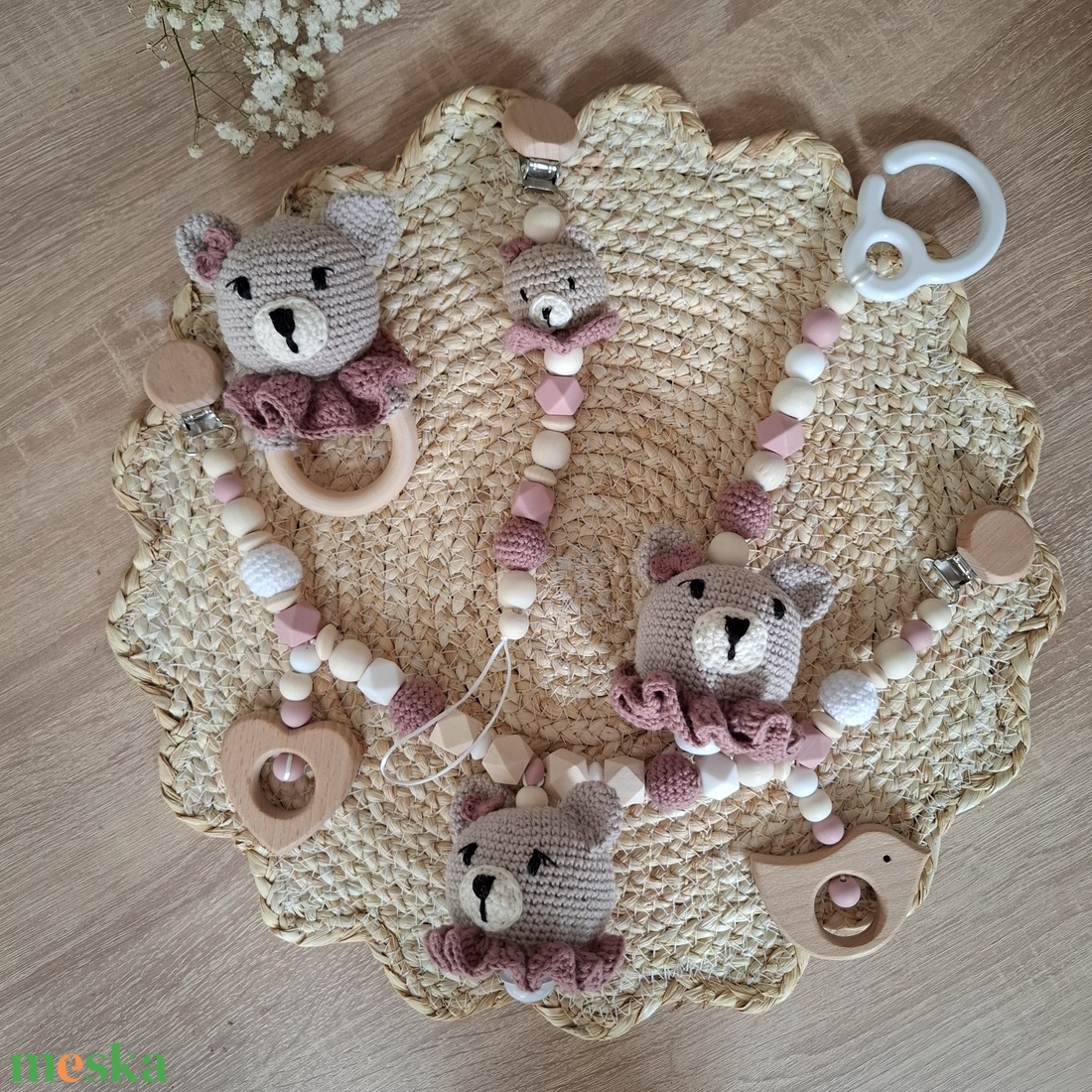 Horgolt macis cumilánc és csörgő-  állítsd össze Te az álomcsomagot a szett többi részével - játék & sport - babalátogató ajándékcsomag - Meska.hu