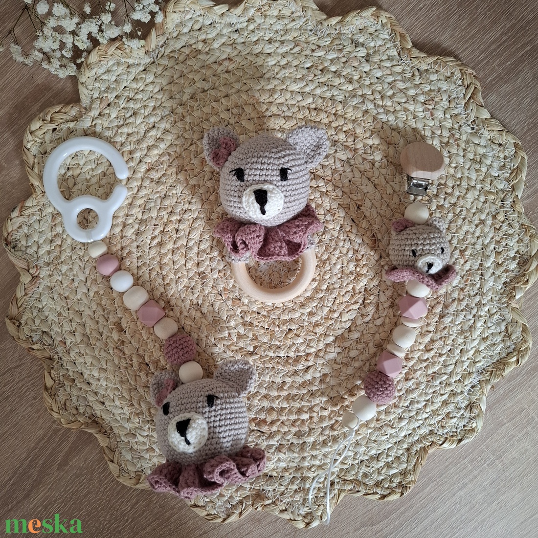 Horgolt macis cumilánc és csörgő-  állítsd össze Te az álomcsomagot a szett többi részével - játék & sport - babalátogató ajándékcsomag - Meska.hu