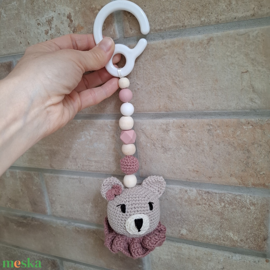 Horgolt macis cumilánc és csörgő-  állítsd össze Te az álomcsomagot a szett többi részével - játék & sport - babalátogató ajándékcsomag - Meska.hu