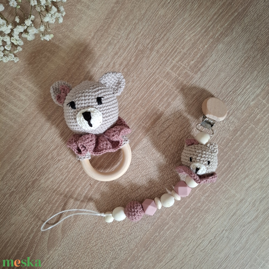 Horgolt macis cumilánc és csörgő-  állítsd össze Te az álomcsomagot a szett többi részével - játék & sport - babalátogató ajándékcsomag - Meska.hu