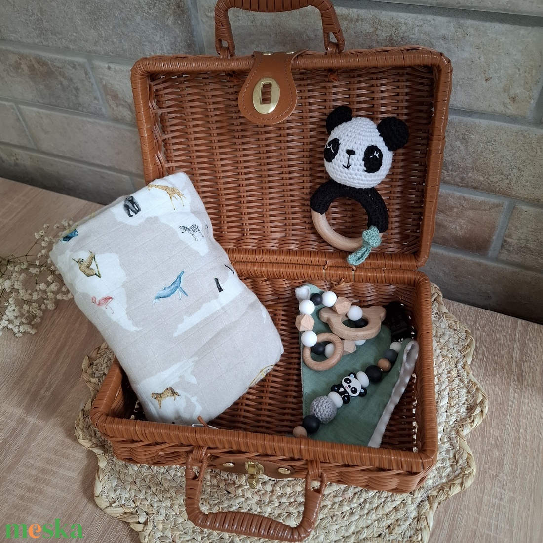 Pandás babalátogató ajándékcsomag bőröndben - játék & sport - babalátogató ajándékcsomag - Meska.hu