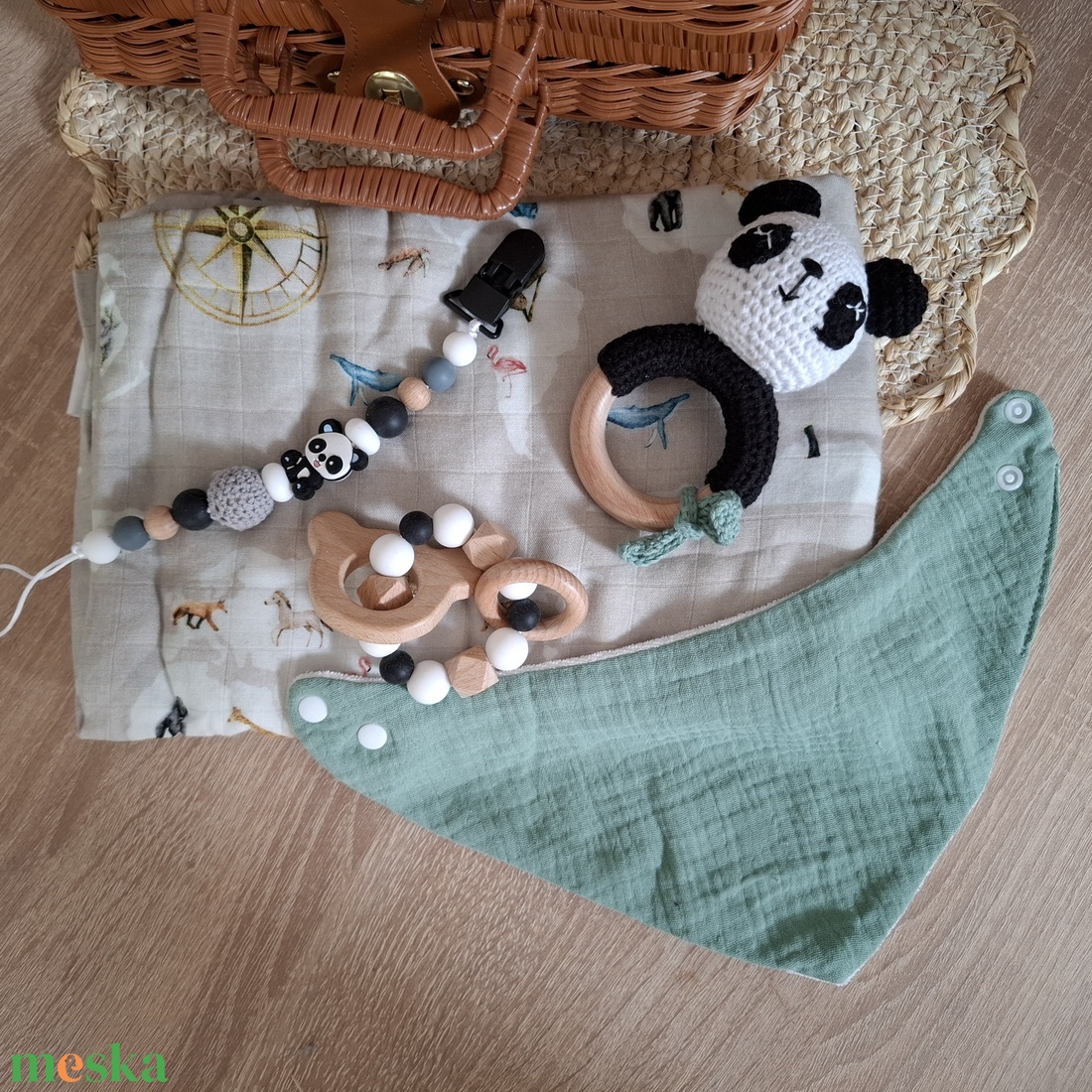 Pandás babalátogató ajándékcsomag bőröndben - játék & sport - babalátogató ajándékcsomag - Meska.hu