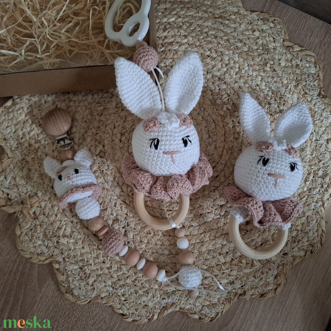 Horgolt nyuszis ajándékcsomag  - baba - mama - babalátogató ajándékcsomag - Meska.hu