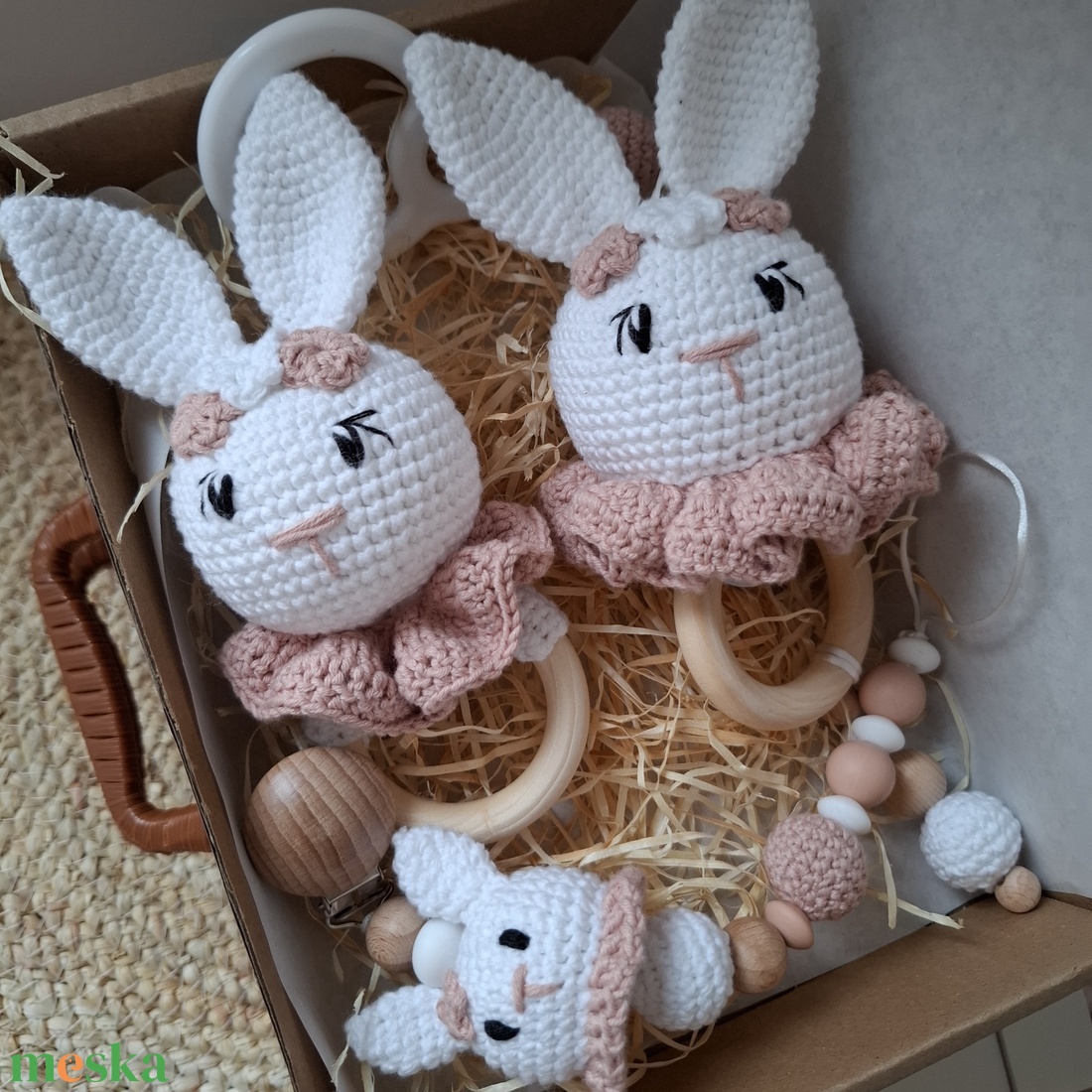 Horgolt nyuszis ajándékcsomag  - baba - mama - babalátogató ajándékcsomag - Meska.hu
