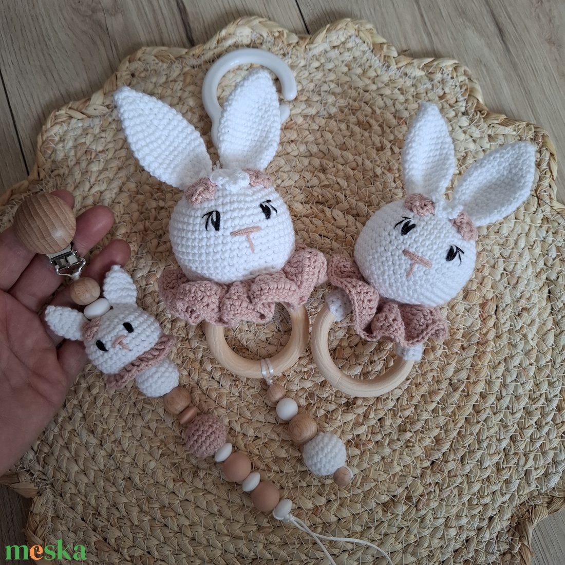 Horgolt nyuszis ajándékcsomag  - baba - mama - babalátogató ajándékcsomag - Meska.hu