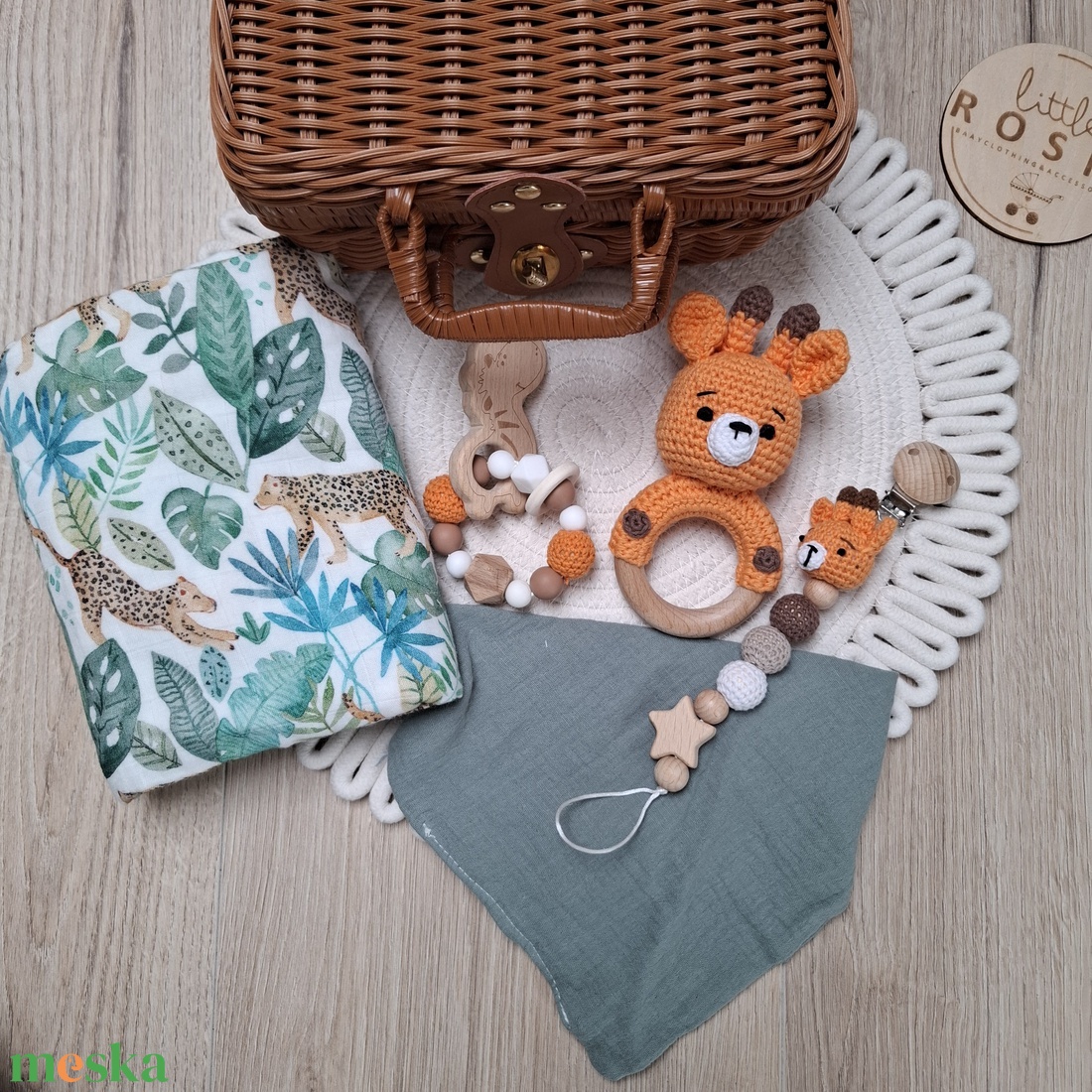 Zsiráfos babalátogató ajándékcsomag bőröndben - baba - mama - babalátogató ajándékcsomag - Meska.hu