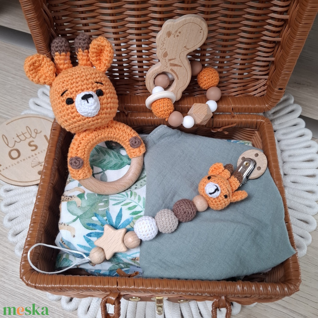 Zsiráfos babalátogató ajándékcsomag bőröndben - baba - mama - babalátogató ajándékcsomag - Meska.hu