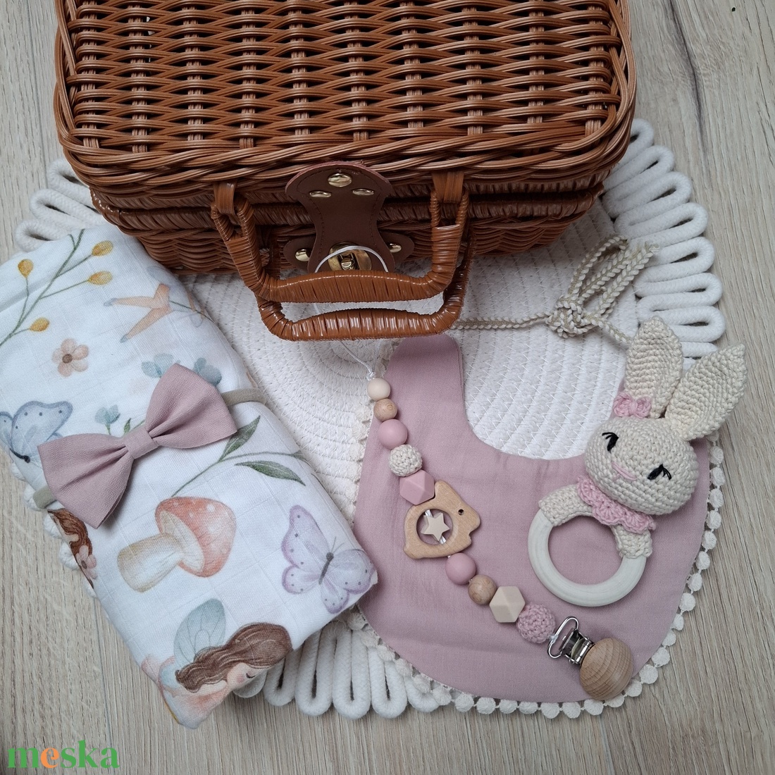 Nyuszis babalátogató ajándékcsomag bőröndben - baba - mama - babalátogató ajándékcsomag - Meska.hu