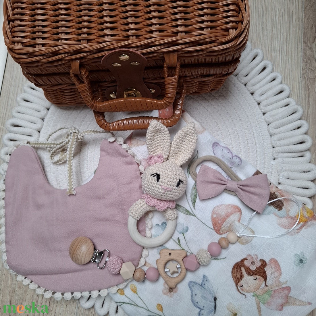 Nyuszis babalátogató ajándékcsomag bőröndben - baba - mama - babalátogató ajándékcsomag - Meska.hu