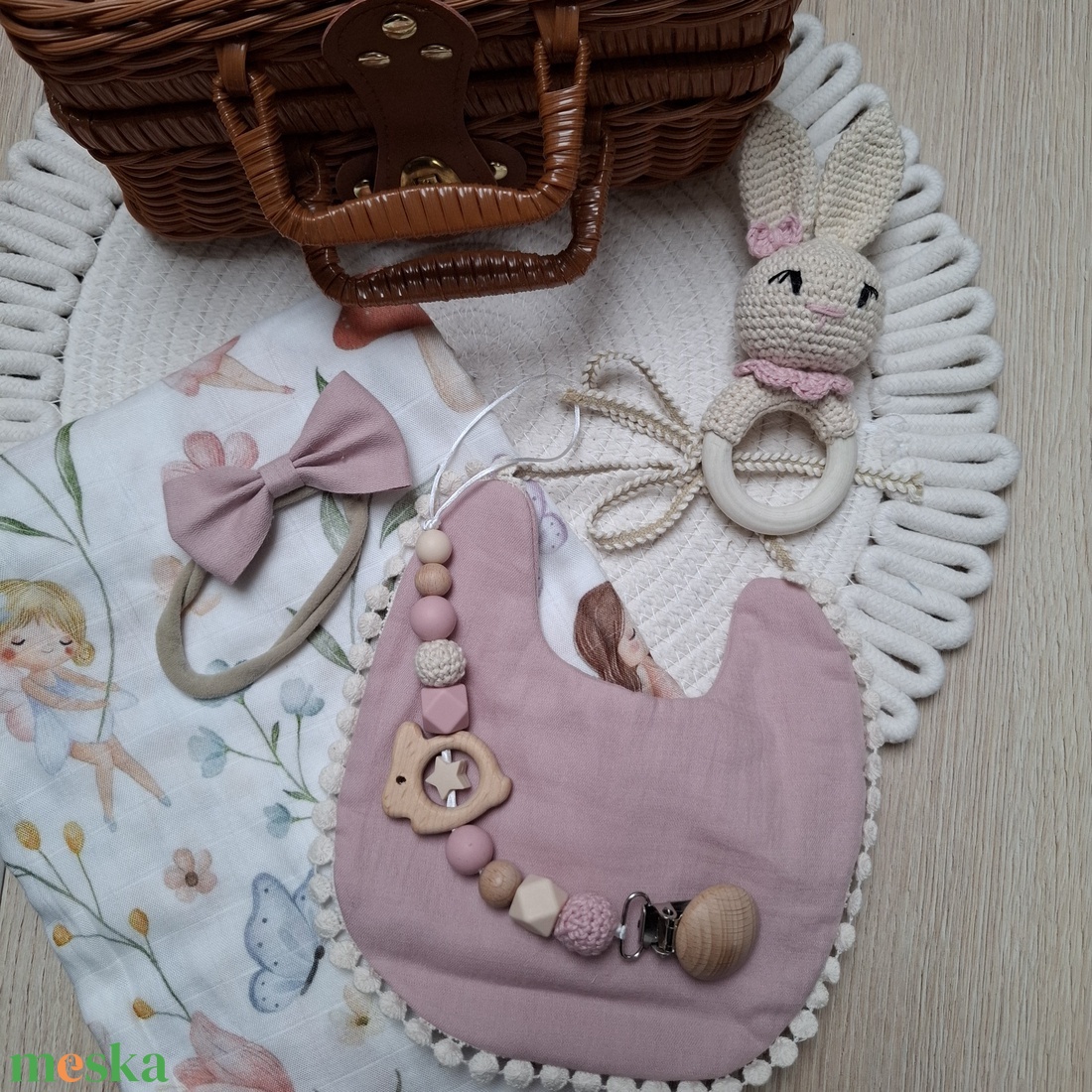 Nyuszis babalátogató ajándékcsomag bőröndben - baba - mama - babalátogató ajándékcsomag - Meska.hu