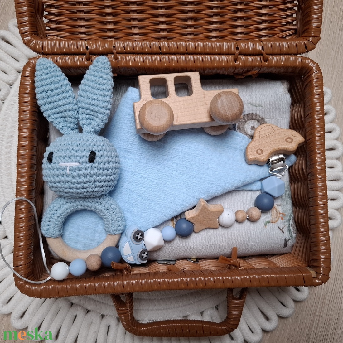 Nyuszis, traktoros babalátogató ajándékcsomag bőröndben - baba - mama - babalátogató ajándékcsomag - Meska.hu