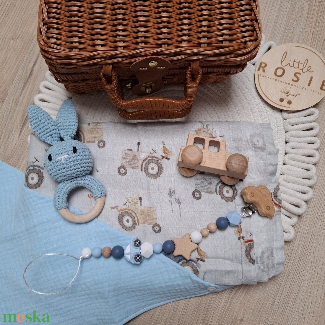 Nyuszis, traktoros babalátogató ajándékcsomag bőröndben - baba - mama - babalátogató ajándékcsomag - Meska.hu