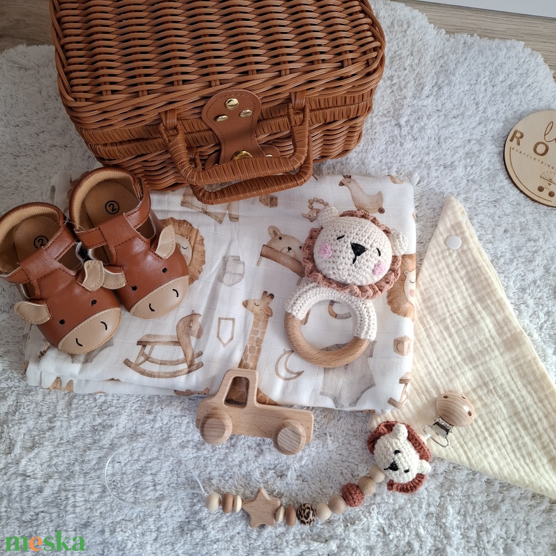Oroszlános babaköszöntő ajándékcsomag bőröndben - baba - mama - babalátogató ajándékcsomag - Meska.hu