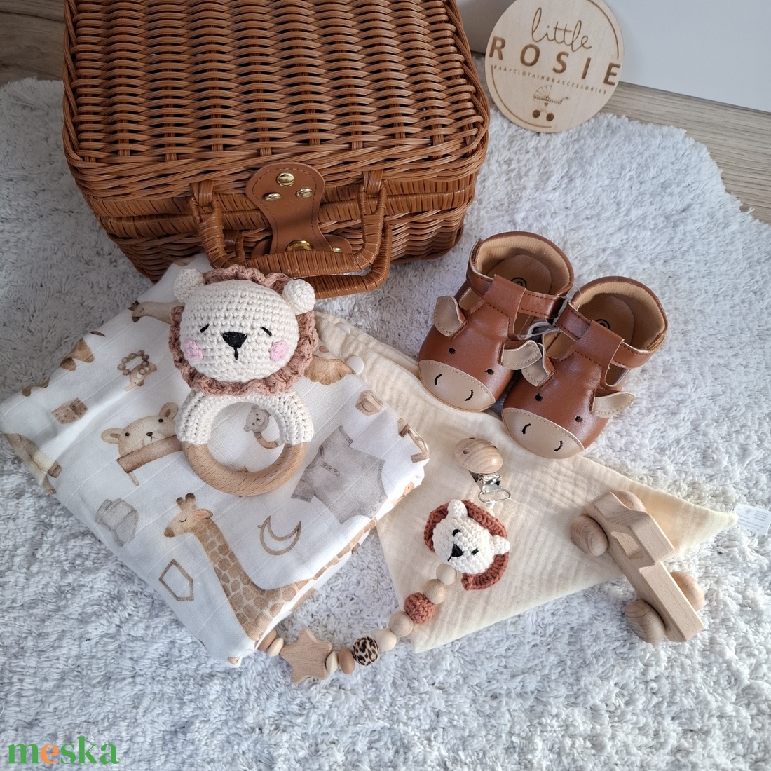 Oroszlános babaköszöntő ajándékcsomag bőröndben - baba - mama - babalátogató ajándékcsomag - Meska.hu