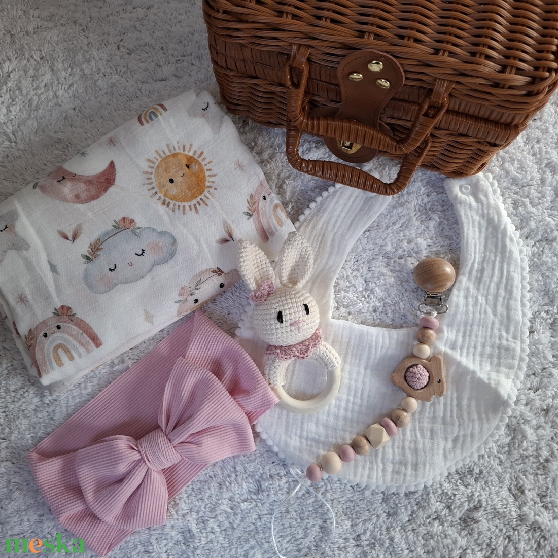 Nyuszis babalátogató ajándékcsomag bőröndben - baba - mama - babalátogató ajándékcsomag - Meska.hu