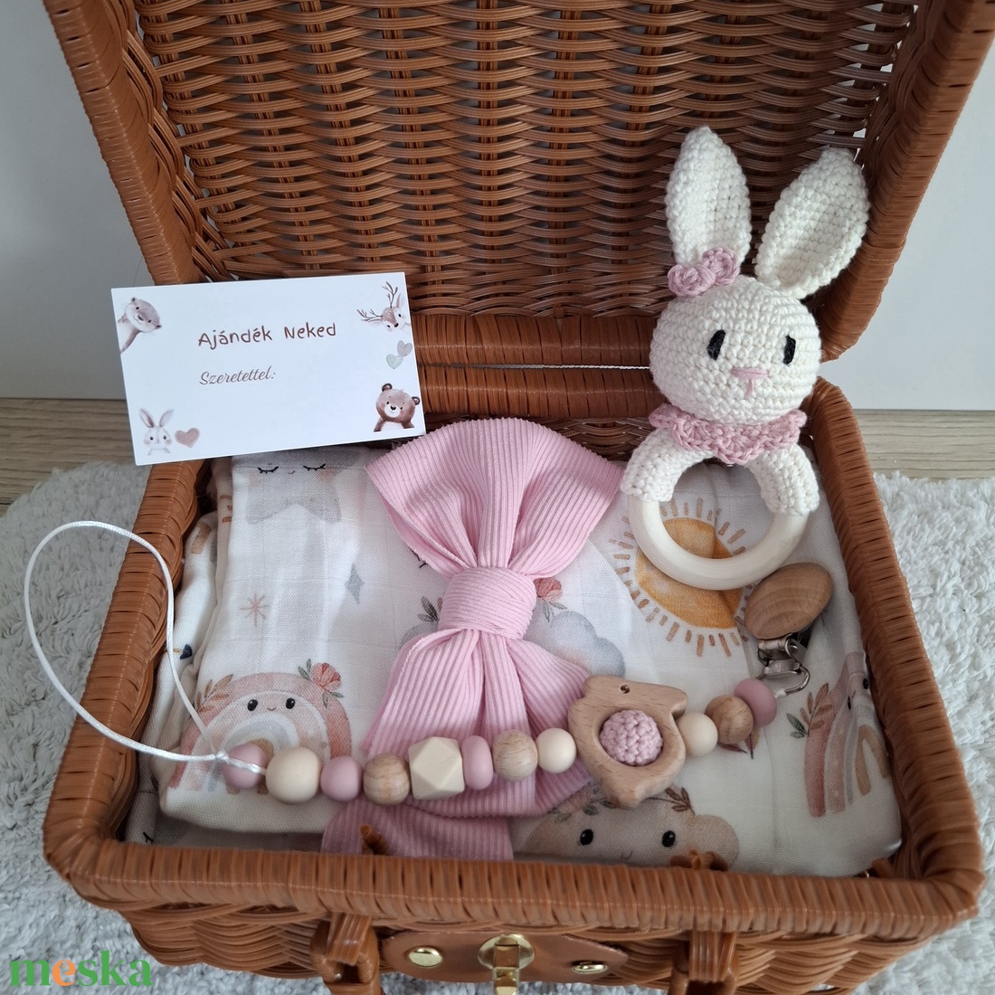 Nyuszis babalátogató ajándékcsomag bőröndben - baba - mama - babalátogató ajándékcsomag - Meska.hu