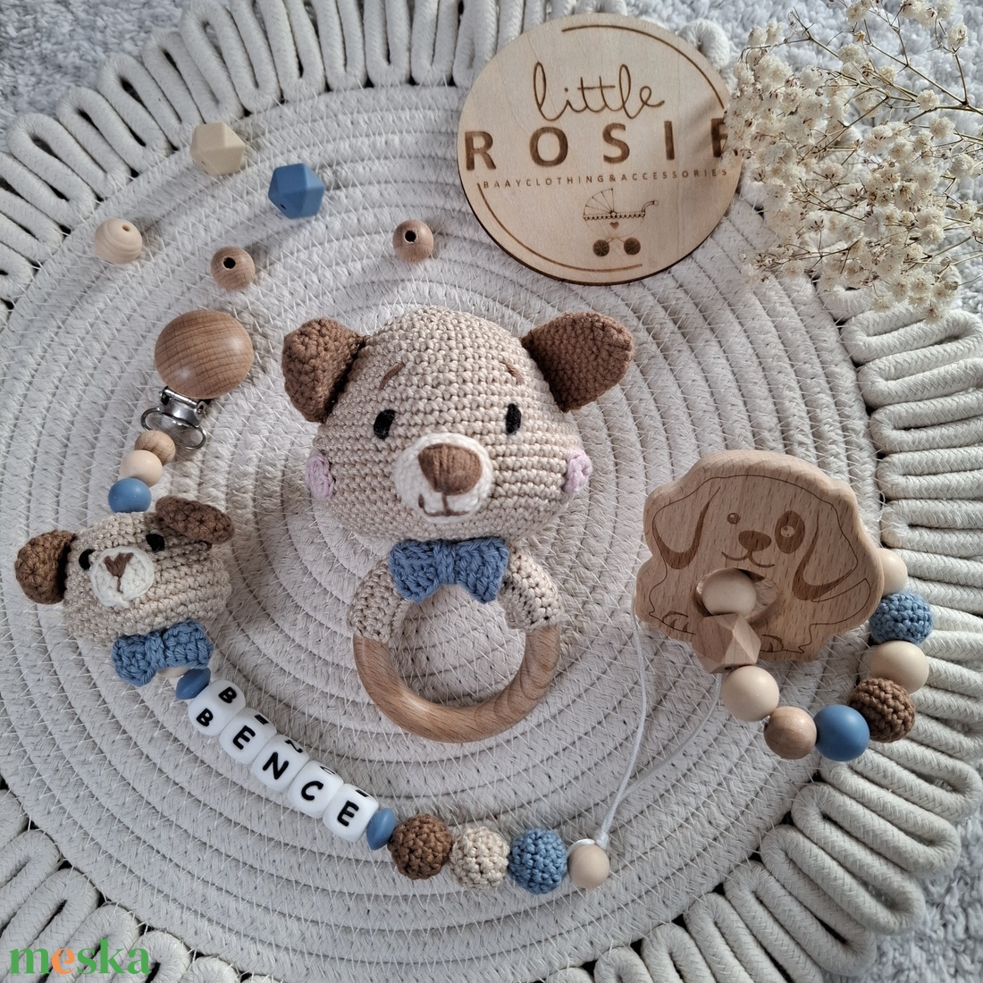 Személyre szabható kutyusos babaváró ajándékcsomag � horgolt csörgő, cumilánc névvel, rágóka - baba - mama - babalátogató ajándékcsomag - Meska.hu