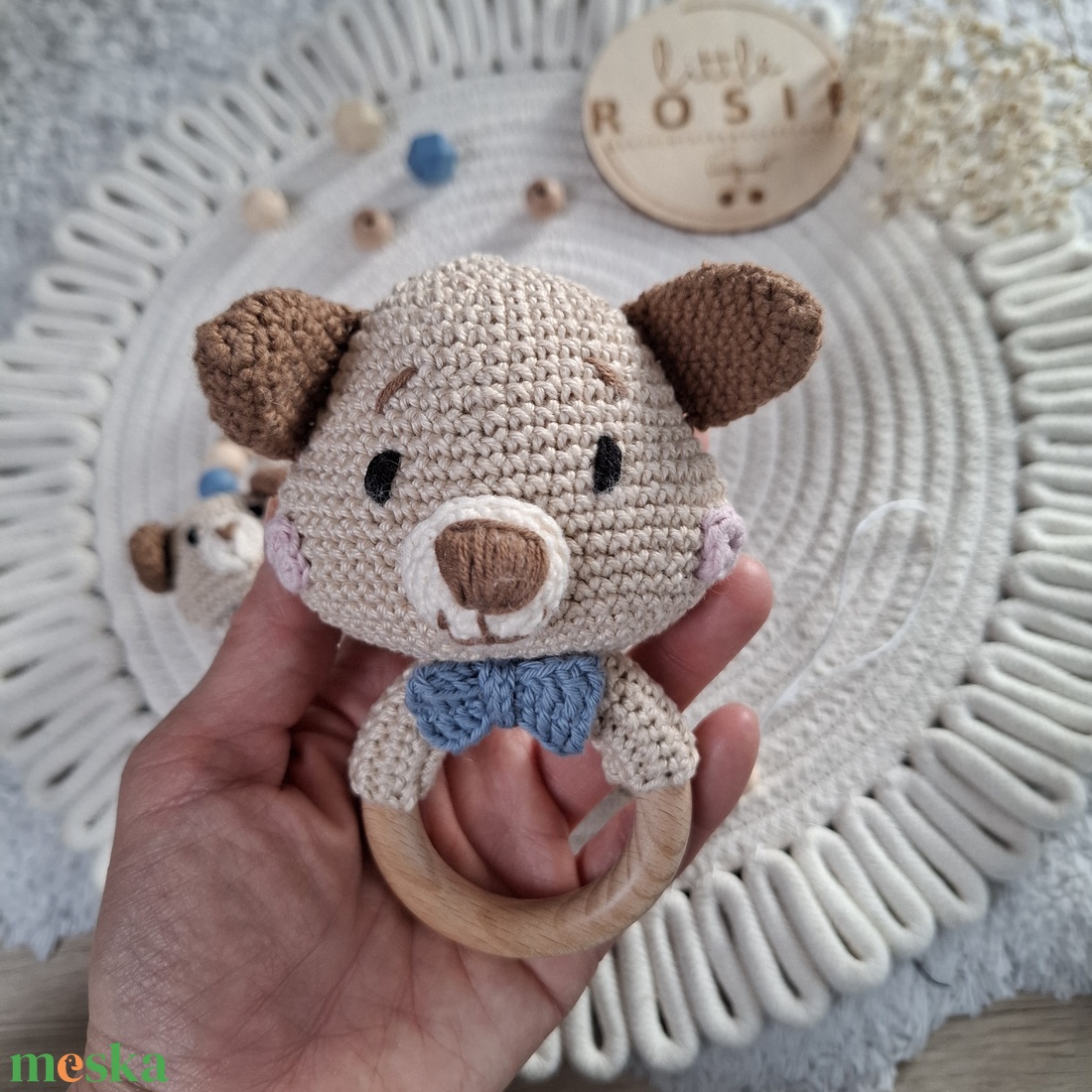 Személyre szabható kutyusos babaváró ajándékcsomag � horgolt csörgő, cumilánc névvel, rágóka - baba - mama - babalátogató ajándékcsomag - Meska.hu
