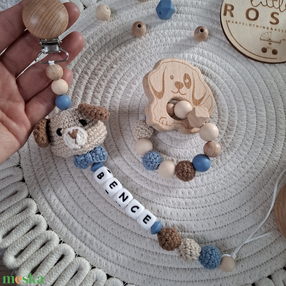 Személyre szabható kutyusos babaváró ajándékcsomag � horgolt csörgő, cumilánc névvel, rágóka - baba - mama - babalátogató ajándékcsomag - Meska.hu