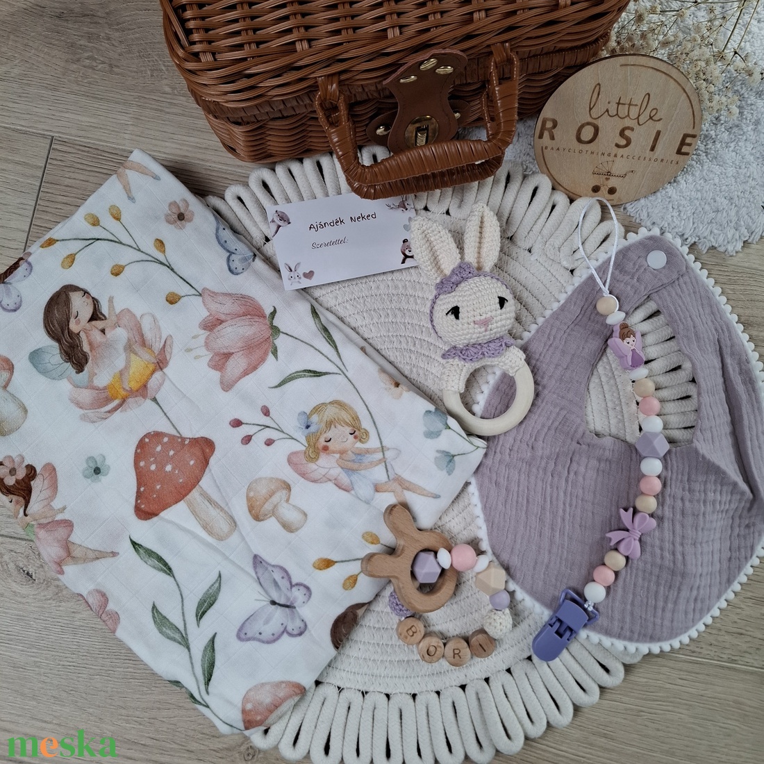Személyre szabott babaváró ajándékcsomag kislánynak névre szóló cumilánc, rágóka, nyuszis csörgő, muszlin takaró - baba - mama - babalátogató ajándékcsomag - Meska.hu