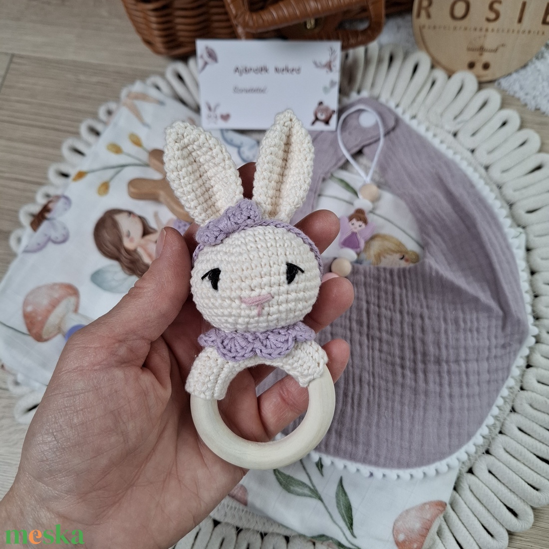 Személyre szabott babaváró ajándékcsomag kislánynak névre szóló cumilánc, rágóka, nyuszis csörgő, muszlin takaró - baba - mama - babalátogató ajándékcsomag - Meska.hu